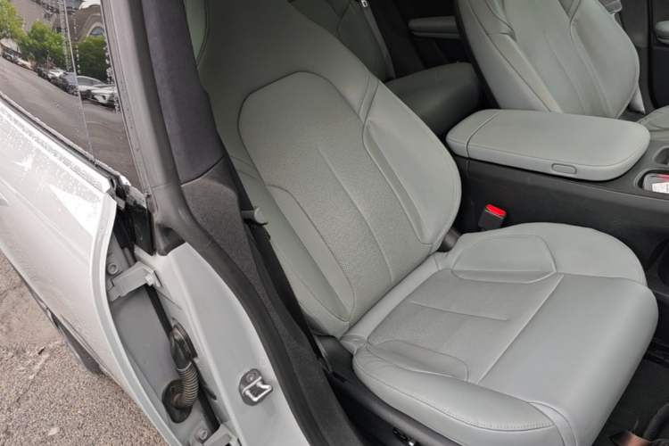 Used Nio ET5 2022 75 kWh Right Front Seat