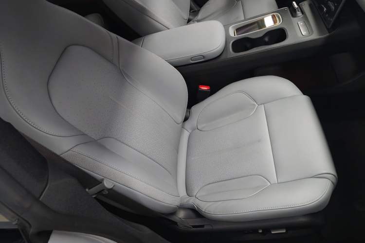 Used Nio ET5 2022 75 kWh Right Front Seat