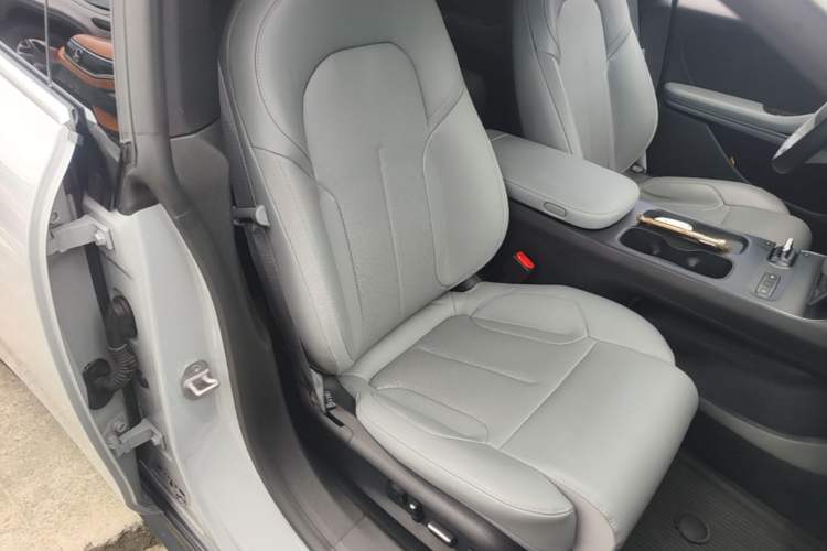 Used Nio ET5 2022 75 kWh Right Front Seat
