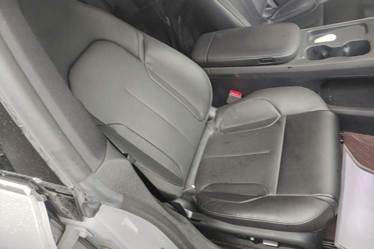 Used Nio ET5 2022 75 kWh Right Front Seat