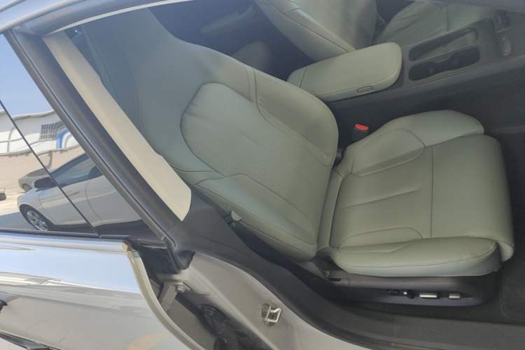 Used Nio ET5 2022 75 kWh Right Front Seat