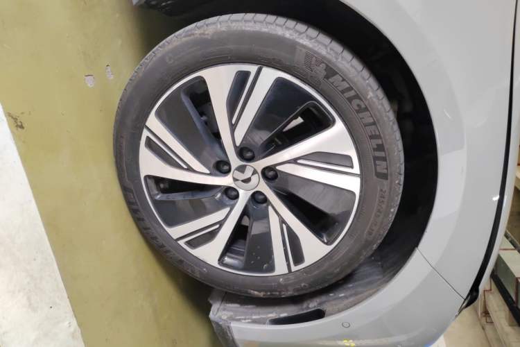 Used Nio ET5 2022 75 kWh Right Front Wheel Hub