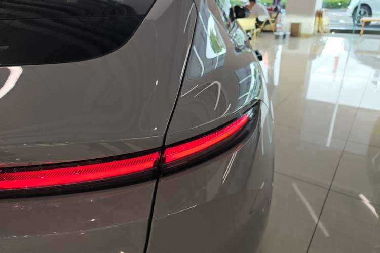Used Nio ET5 2022 75 kWh Right Rear Taillight