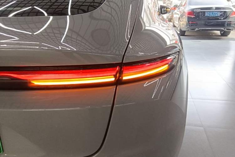 Used Nio ET5 2022 75 kWh Right Rear Taillight