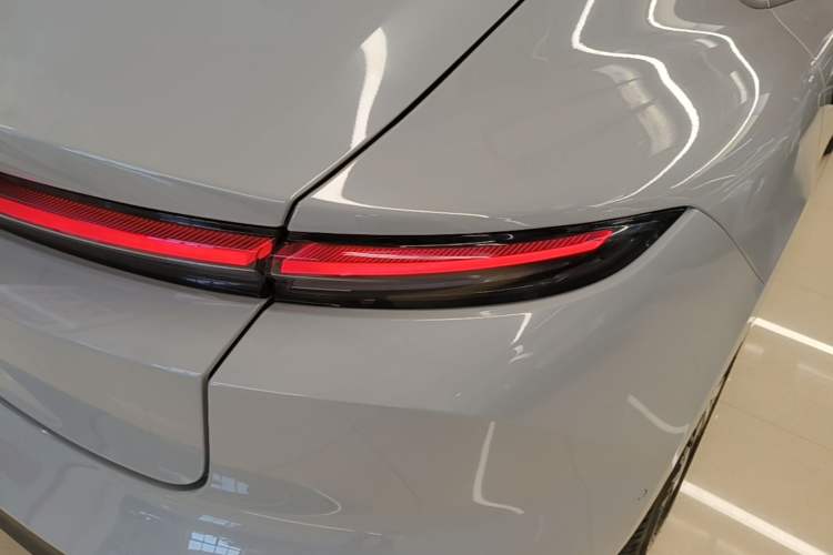 Used Nio ET5 2022 75 kWh Right Rear Taillight