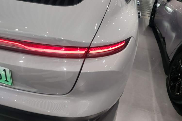 Used Nio ET5 2022 75 kWh Right Rear Taillight