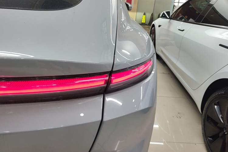 Used Nio ET5 2022 75 kWh Right Rear Taillight