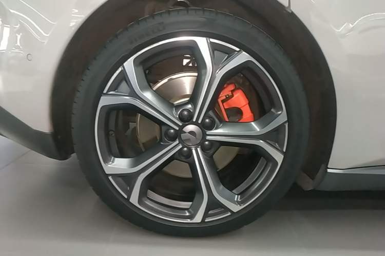 Used Nio ET5 2022 75 kWh Right Rear Wheel Hub