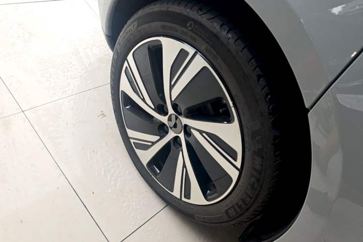 Used Nio ET5 2022 75 kWh Right Rear Wheel Hub