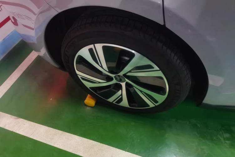 Used Nio ET5 2022 75 kWh Right Rear Wheel Hub