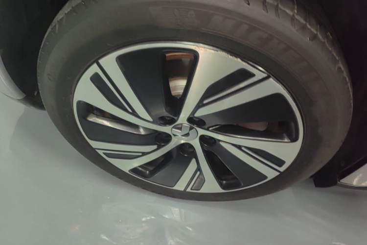 Used Nio ET5 2022 75 kWh Right Rear Wheel Hub