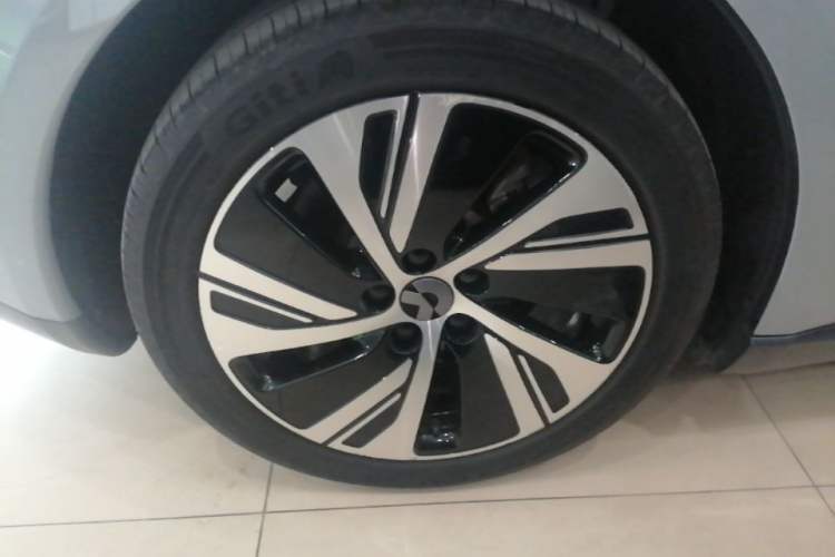 Used Nio ET5 2022 75 kWh Right Rear Wheel Hub