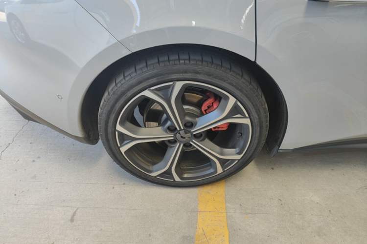 Used Nio ET5 2022 75 kWh Right Rear Wheel Hub