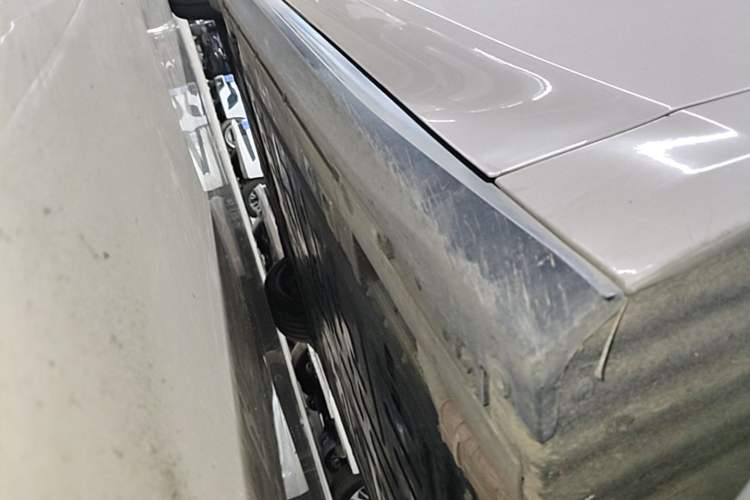 Used Nio ET5 2022 75 kWh Right Side Sill