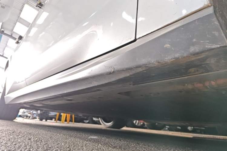 Used Nio ET5 2022 100 kWh Right Side Sill
