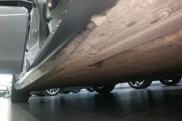 Used Nio ET5 2022 75 kWh Right Side Sill