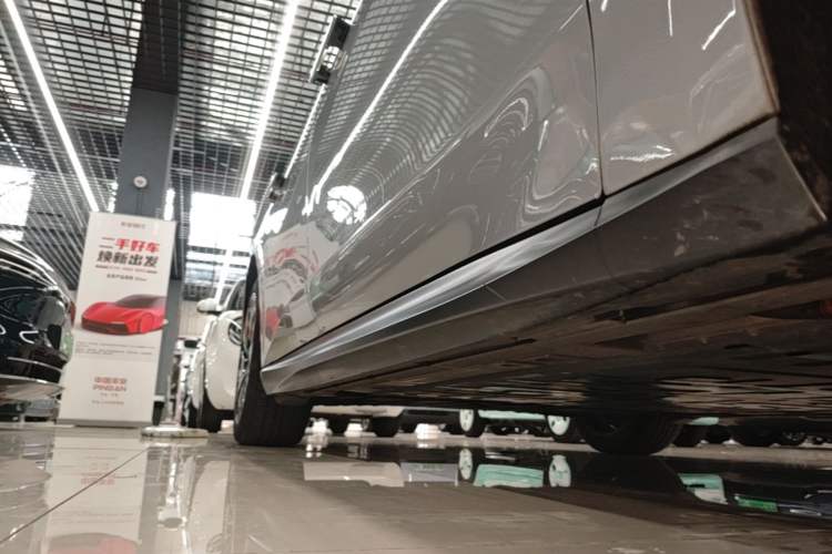 Used Nio ET5 2022 75 kWh Right Side Sill