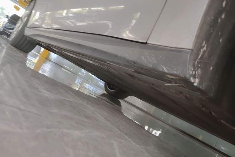 Used Nio ET5 2022 75 kWh Right Side Sill