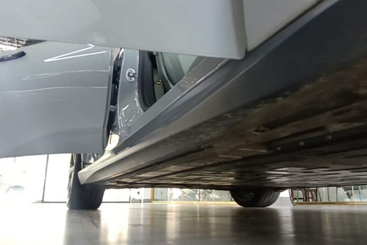 Used Nio ET5 2022 75 kWh Right Side Sill