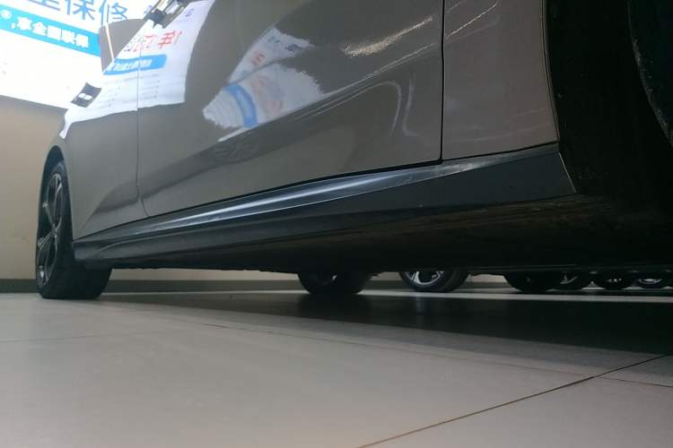 Used Nio ET5 2022 75 kWh Right Side Sill