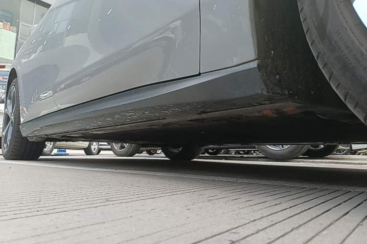 Used Nio ET5 2022 75 kWh Right Side Sill