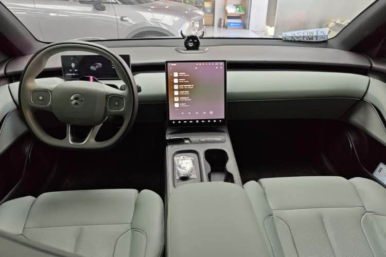 Used Nio ET5 2022 75 kWh Center Console