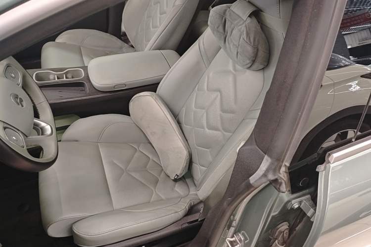 Used Nio ET5 2022 75 kWh Left Front Seat
