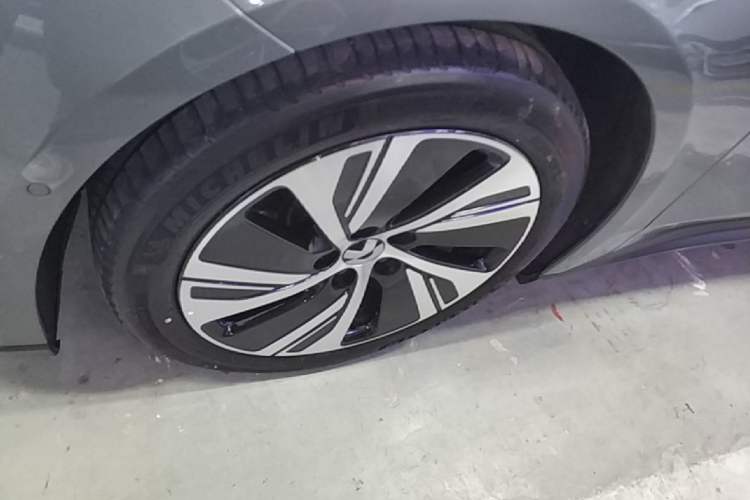 Used Nio ET5 2022 75 kWh Left Front Wheel Hub