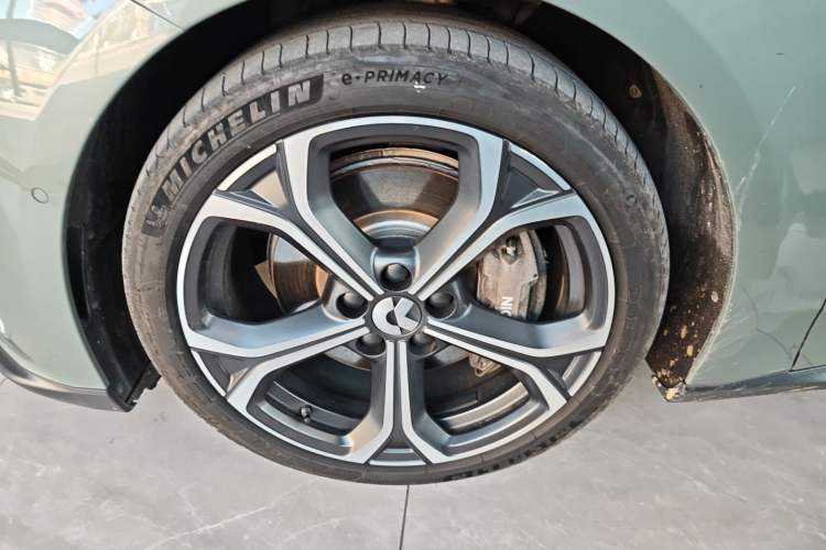 Used Nio ET5 2022 75 kWh Left Front Wheel Hub