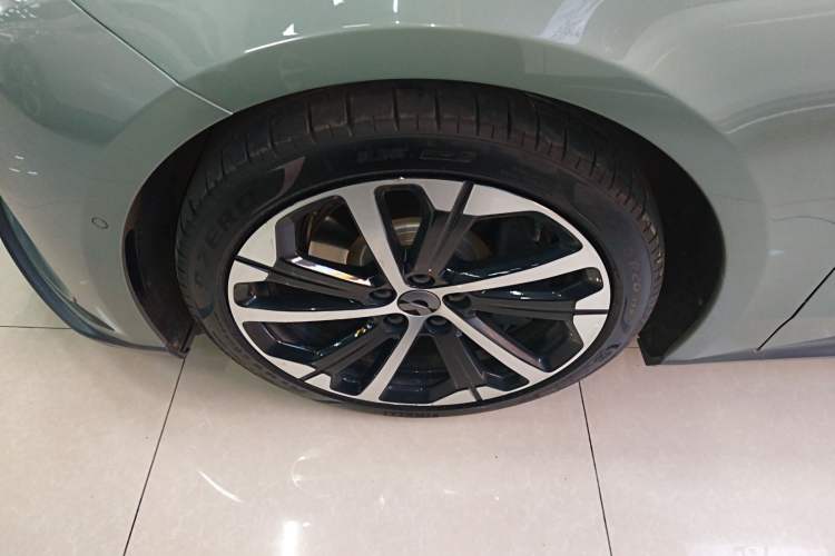 Used Nio ET5 2022 75 kWh Left Front Wheel Hub