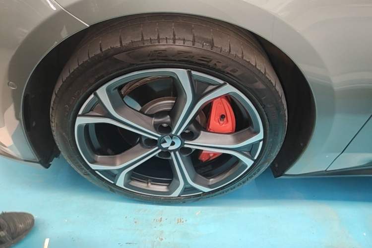 Used Nio ET5 2022 75 kWh Left Front Wheel Hub