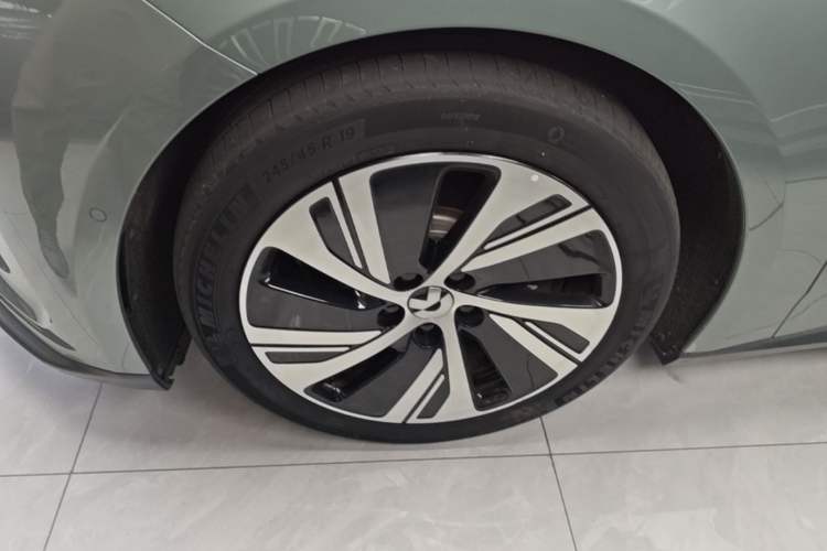 Used Nio ET5 2022 75 kWh Left Front Wheel Hub