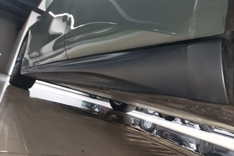 Used Nio ET5 2022 75 kWh Left Side Sill