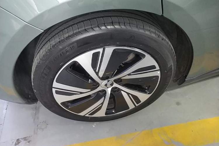 Used Nio ET5 2022 75 kWh Right Rear Wheel Hub