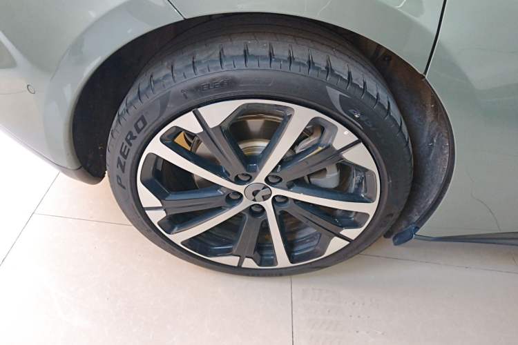 Used Nio ET5 2022 75 kWh Right Rear Wheel Hub