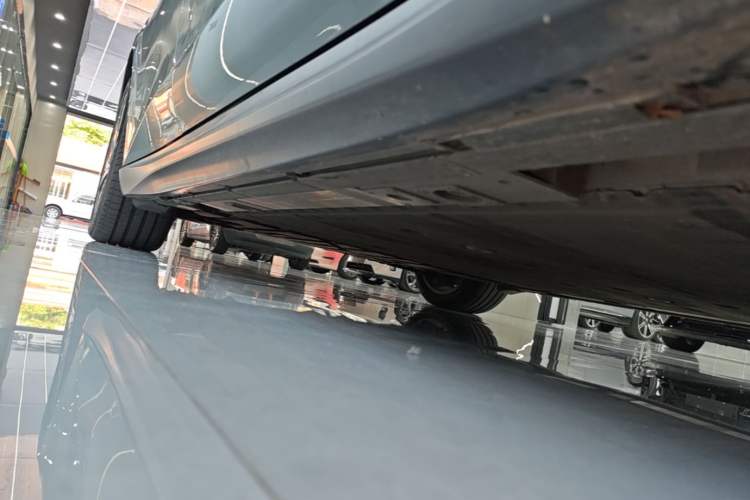 Used Nio ET5 2022 75 kWh Right Side Sill