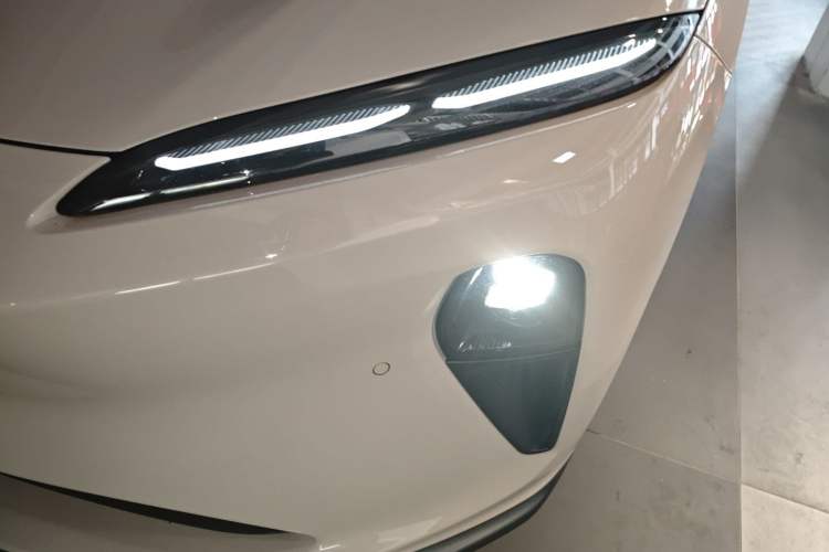 Used Nio ET5 2022 75 kWh Left Front Headlight