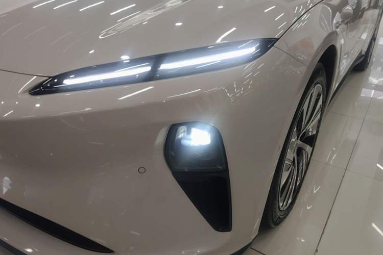 Used Nio ET5 2022 75 kWh Left Front Headlight