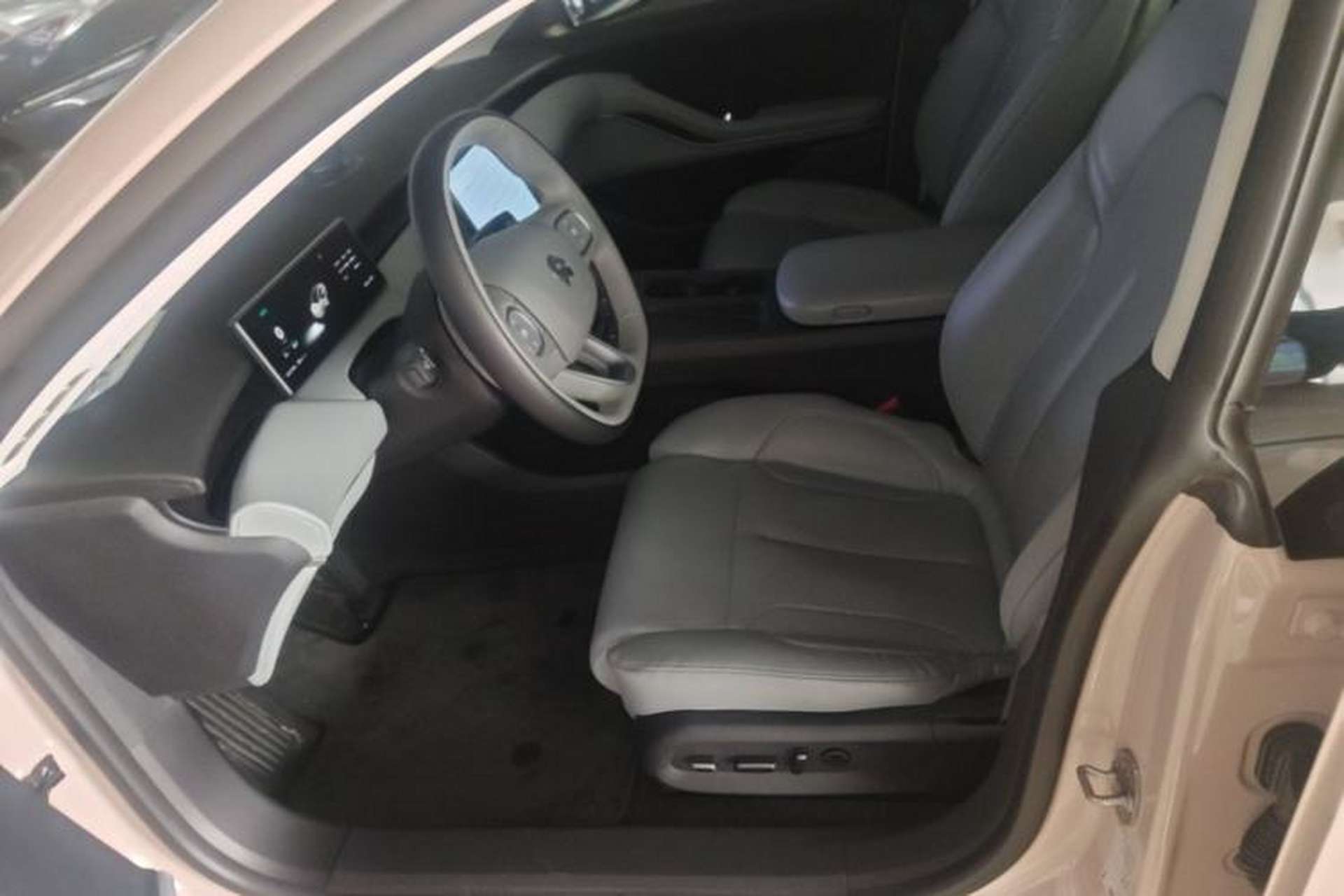 Used Nio ET5 2022 75 kWh Left Front Seat