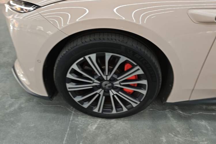 Used Nio ET5 2022 75 kWh Left Front Wheel Hub