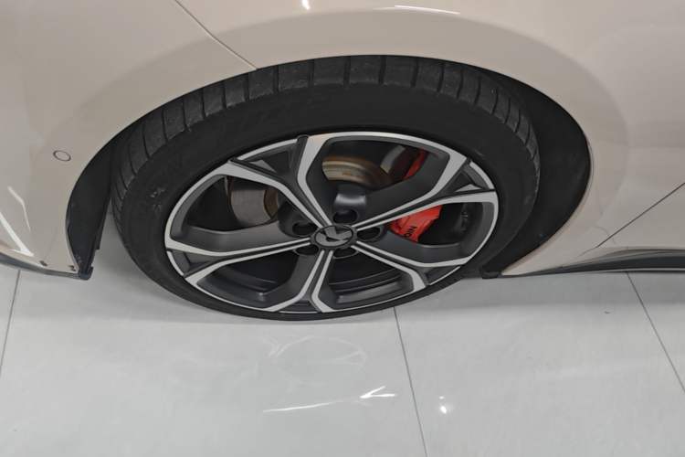 Used Nio ET5 2022 75 kWh Left Front Wheel Hub