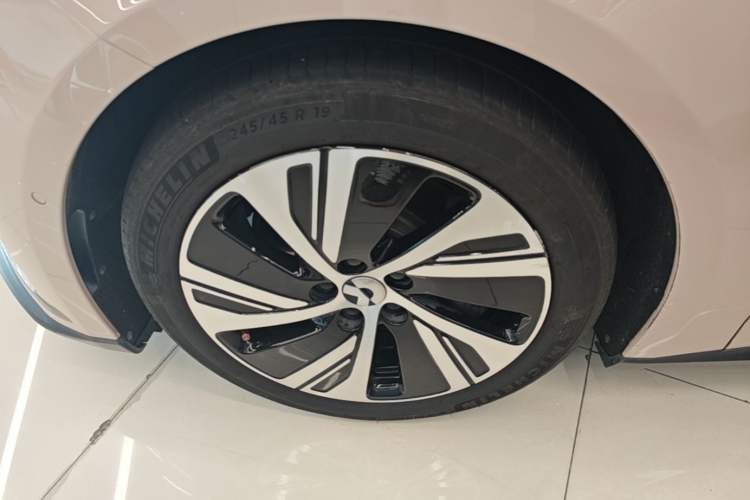 Used Nio ET5 2022 75 kWh Left Front Wheel Hub