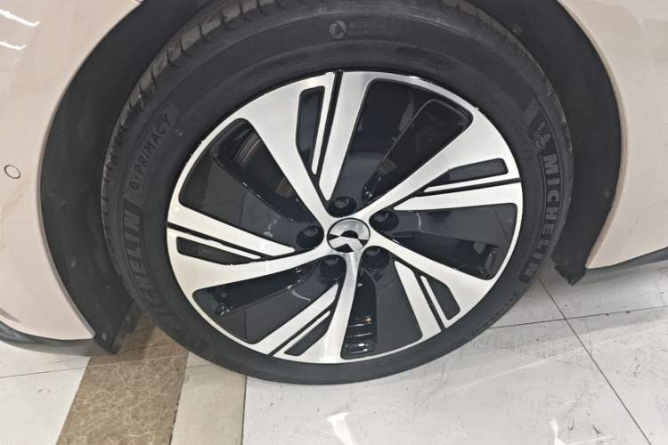 Used Nio ET5 2022 75 kWh Left Front Wheel Hub