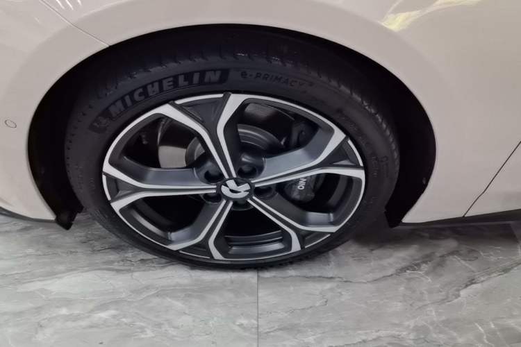 Used Nio ET5 2022 75 kWh Left Front Wheel Hub