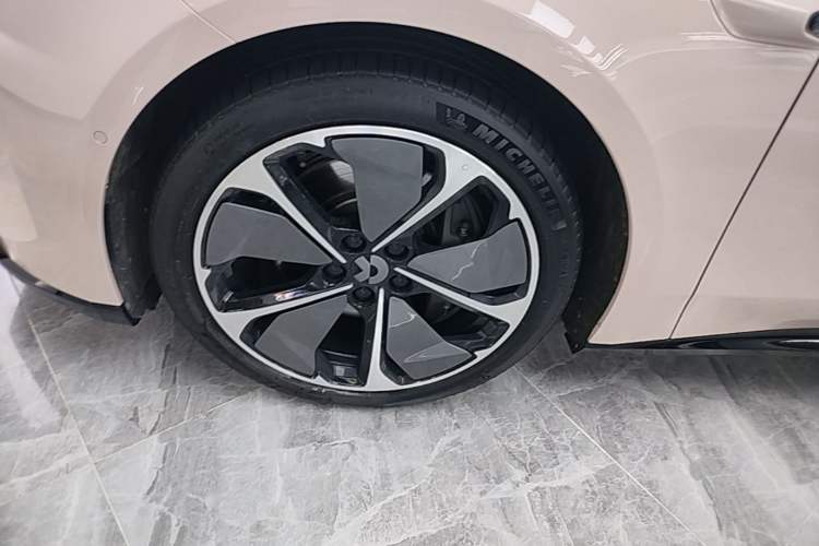 Used Nio ET5 2022 75 kWh Left Front Wheel Hub
