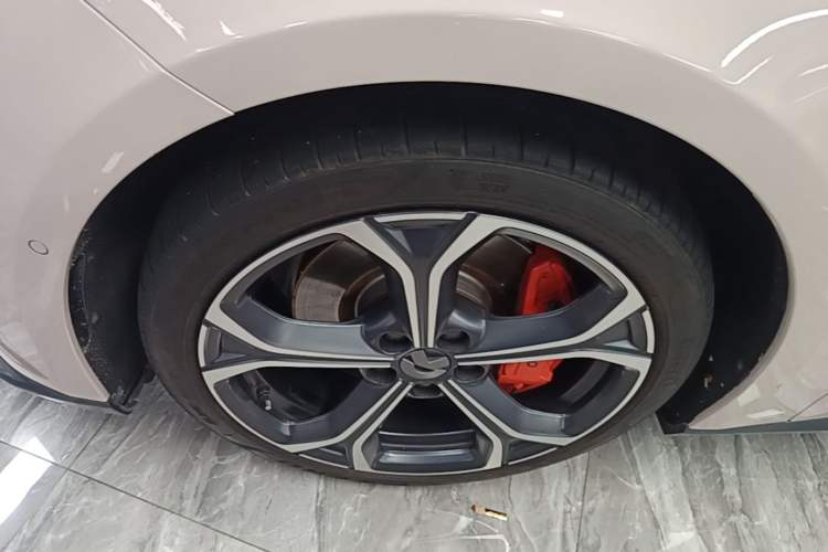 Used Nio ET5 2022 75 kWh Left Front Wheel Hub