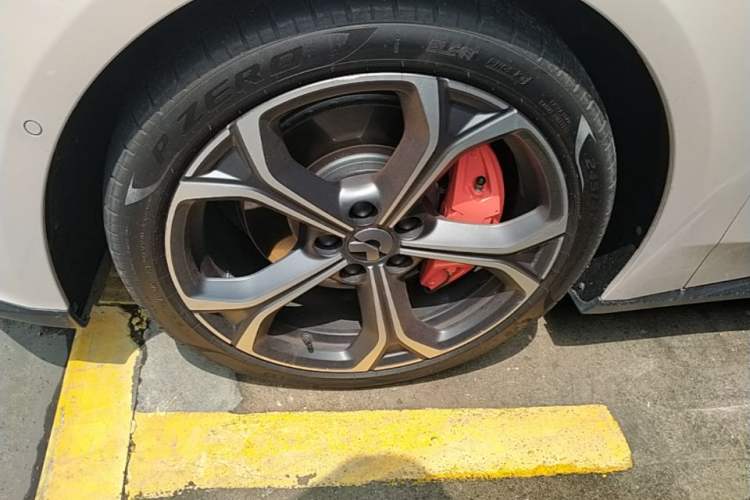 Used Nio ET5 2022 75 kWh Left Front Wheel Hub