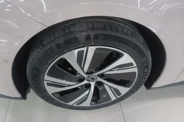 Used Nio ET5 2022 75 kWh Left Front Wheel Hub