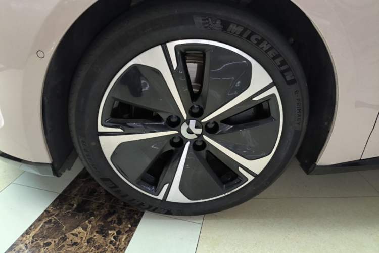 Used Nio ET5 2022 75 kWh Left Front Wheel Hub
