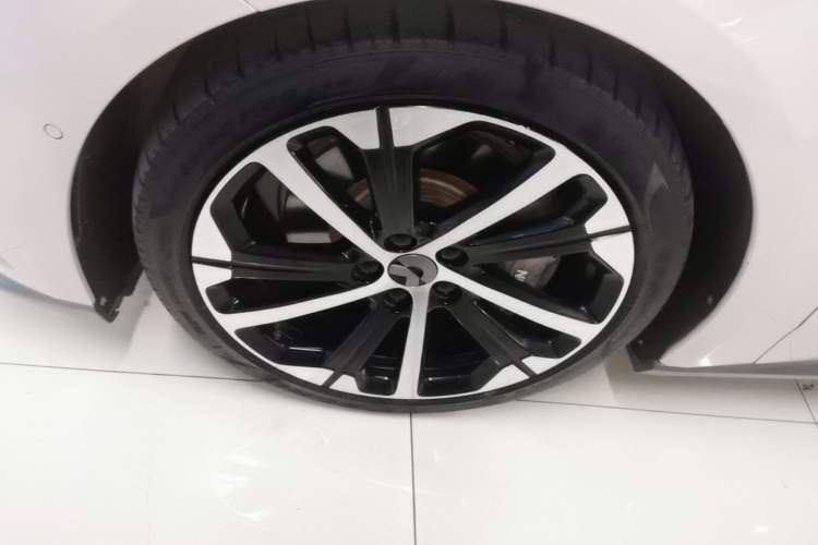Used Nio ET5 2022 75 kWh Left Front Wheel Hub